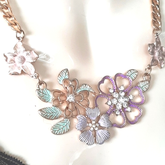 **3/$25**  Beautiful Pastel Floral Necklace - Gold Tone w Rhinestones - LIKE NEW - Picture 2 of 5